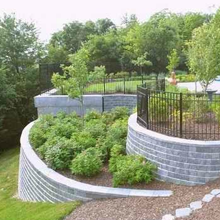  Retaining walls make the best use of sloped spaces